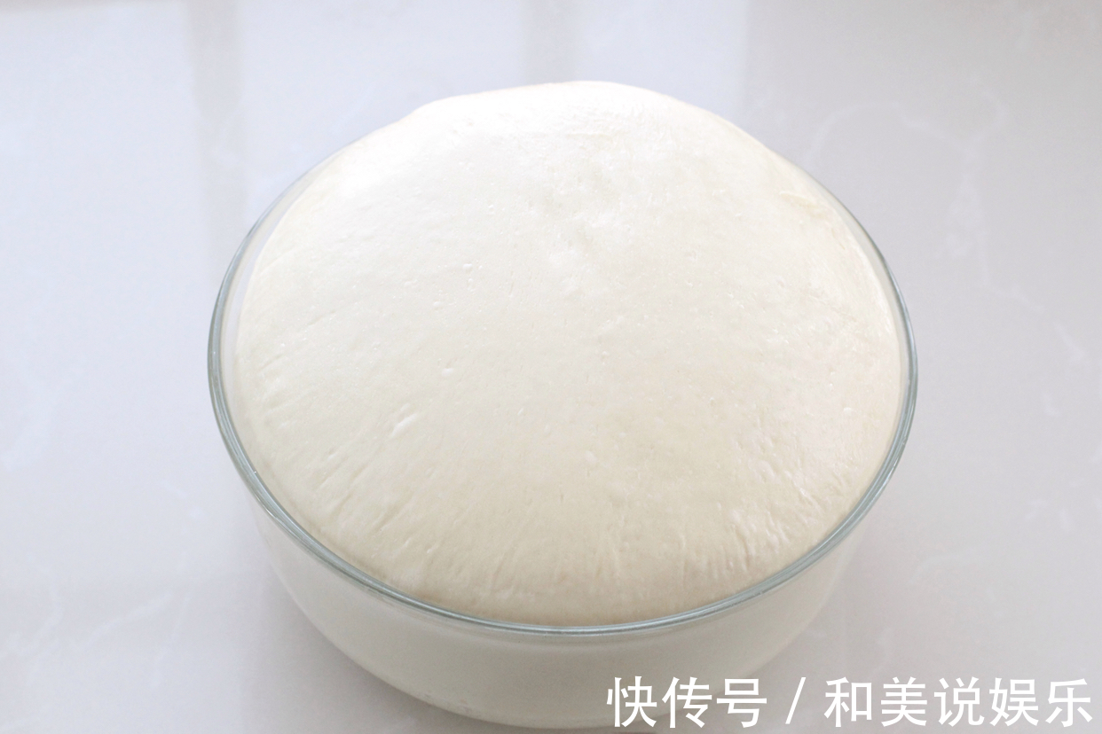 吃腻了甜面包换个口味,加点葱花和肉松,还没出炉就已经香飘满屋