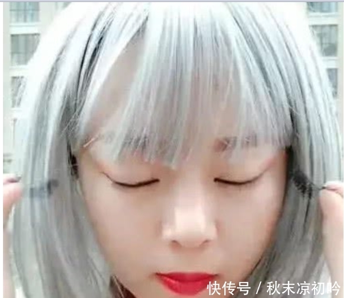 “白发魔女”直播卸妆,看到素颜的一瞬间,网友:要淡定稳住