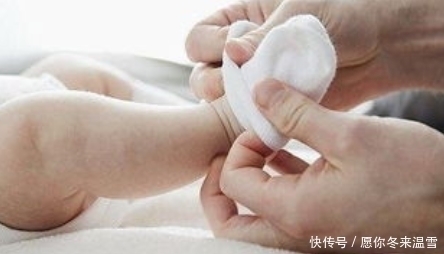 新生儿|小宝宝穿袜子还是光脚？很多宝妈误会了，做错对娃伤害很大