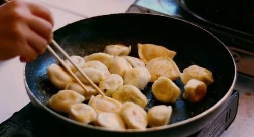 煎饺子的时候,别只会傻傻放油,多加一个步骤,饺子酥脆可口