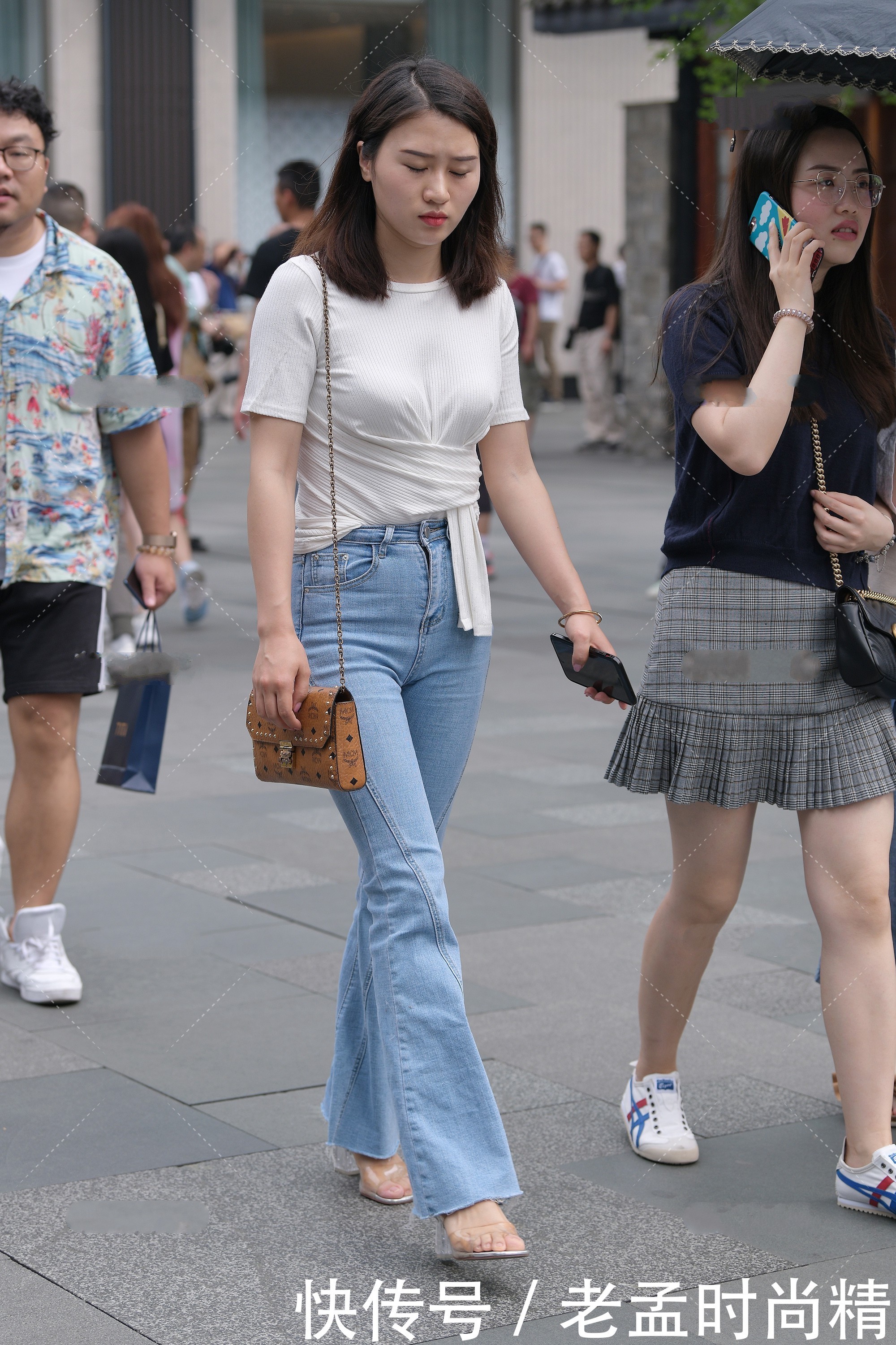  浅色|街拍：白色短袖搭配蓝色直筒裤,浅色搭配显得整个人很年轻