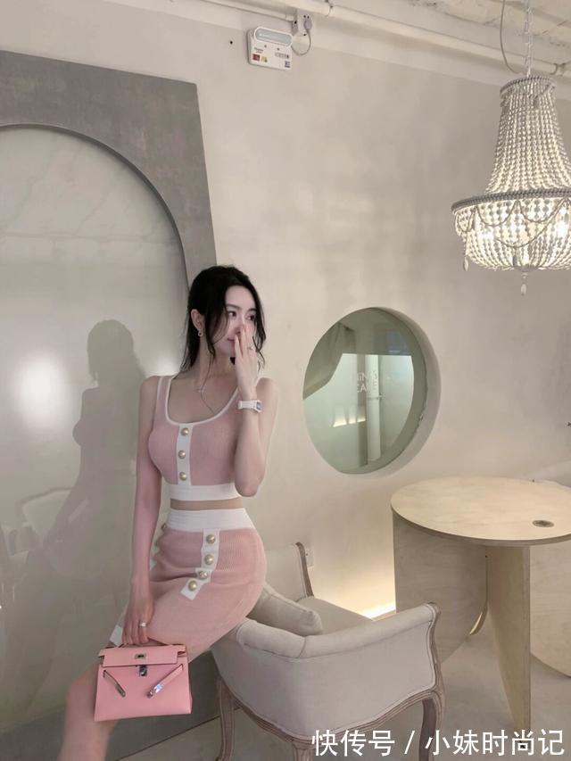 时尚 干净简约的穿搭,有时候更能体现女人的优雅气质,时尚就在身边