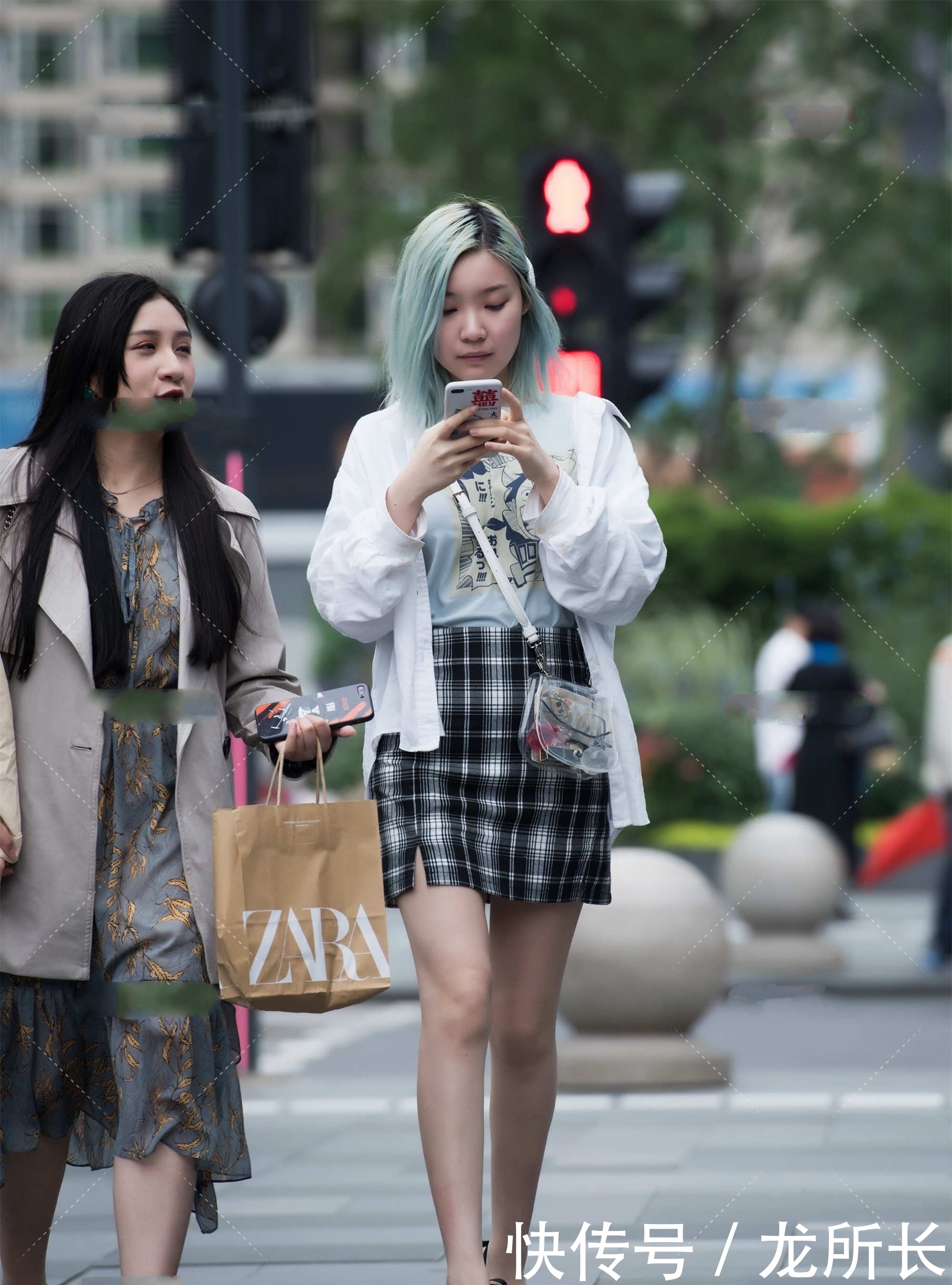 格子裙怎么搭才好看,学会这些技巧,轻松搭出时尚感