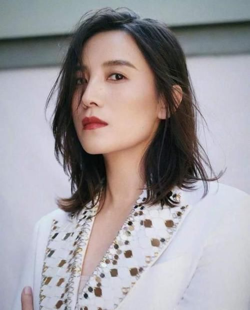 45岁左右的女人,过年别再烫“大妈卷”!试试这3款发型,特好看