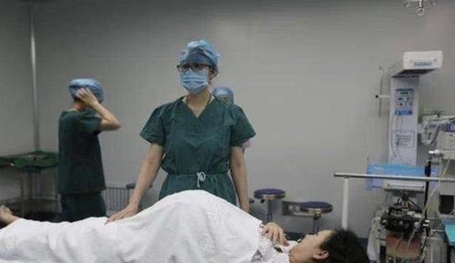 孕晚期|分娩前,先破水还是先见红的区别,关系孕妈和胎儿的体质好坏