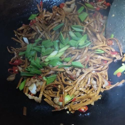 肉絲韭菜炒豆腐絲,簡單美味的家常菜,超級下飯
