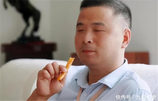 只为|小伙不抽烟不喝酒,只为吃辣条,一年12000根连吃16年