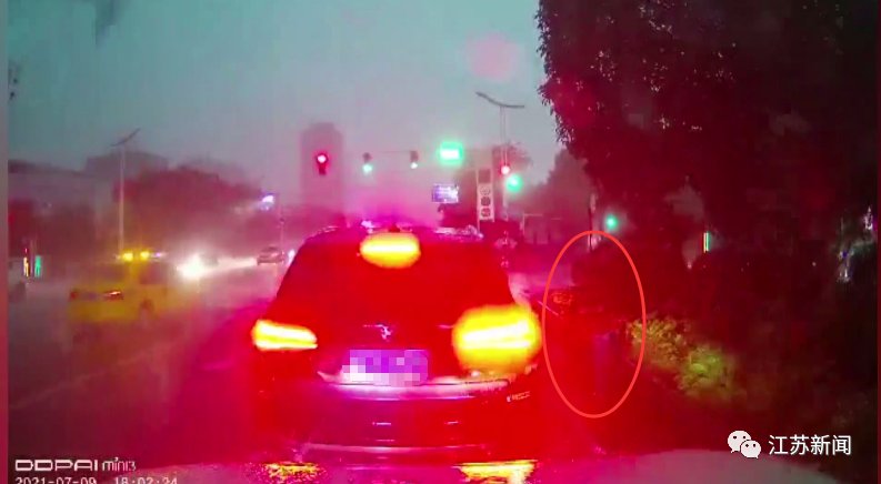 私家车|老人冒雨前行浑身淋湿，突然一辆私家车停在她面前……