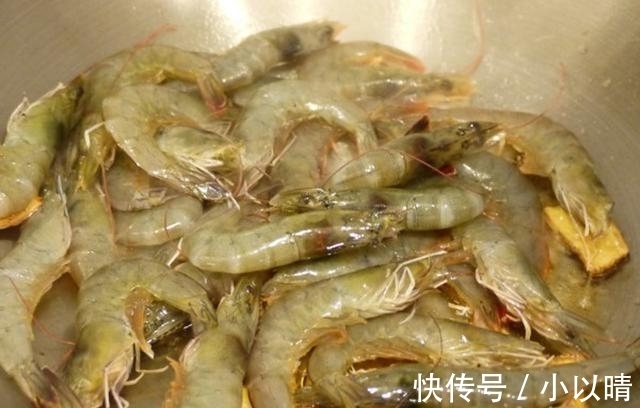酒店|大虾以后别再吃水煮了，酒店大厨教你做法，5斤不够吃，1盘接1盘