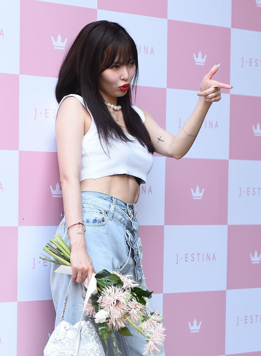 穿搭|泫雅又飒又美,穿白色背心配高腰的牛仔裤,身材比例出众,真吸睛