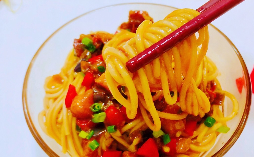 茄子和面条一起做太好吃了，我家一周吃3次，上桌汁都不剩