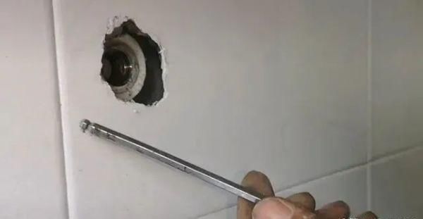 维修师傅|水龙头断在墙壁里怎么办不用花钱请维修师傅，教你妙招自己搞定