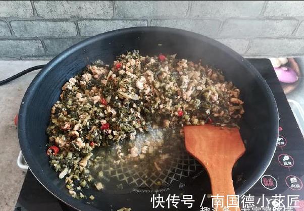 米饭|这菜跟黄豆一起煮，香辣开胃还补钙，3碗米饭不够吃