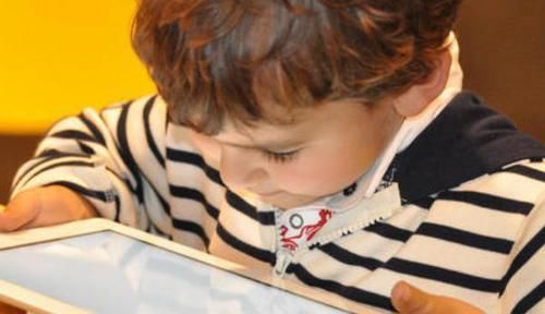 孩子|孩子拿手机玩小游戏，电子产品是洪水猛兽，还是益智工具？