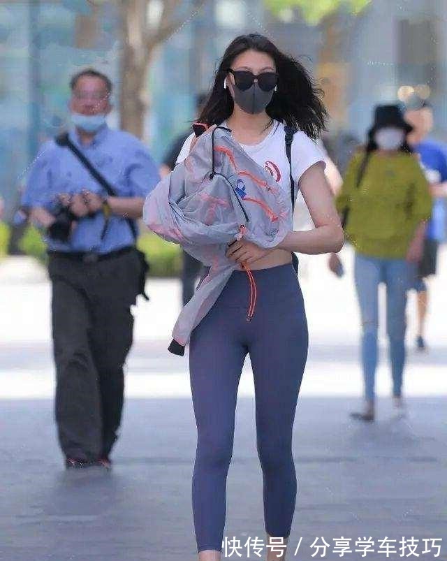 女性朋友 蓝色打底裤搭配甜美时尚上衣，变得更加时尚，让自己看起来高挑！