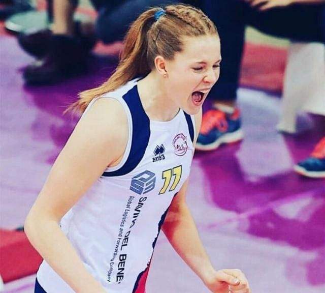 哈克|朱婷没位置了!瓦基弗银行女排找到新MVP,女排队长很难比得过她