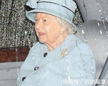 口红 93岁的英国女王超爱美,出门补妆口红色号必须跟服装搭,太精致