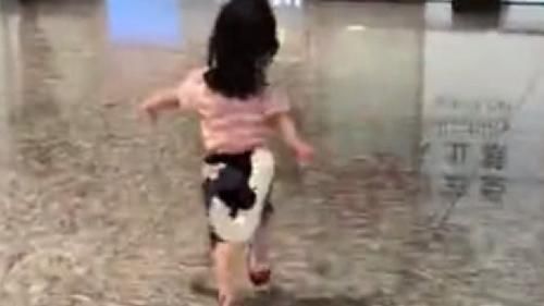 爸爸|3岁女儿一下飞机就向爸爸飞奔,接下来的画面,网友直呼甜到齁