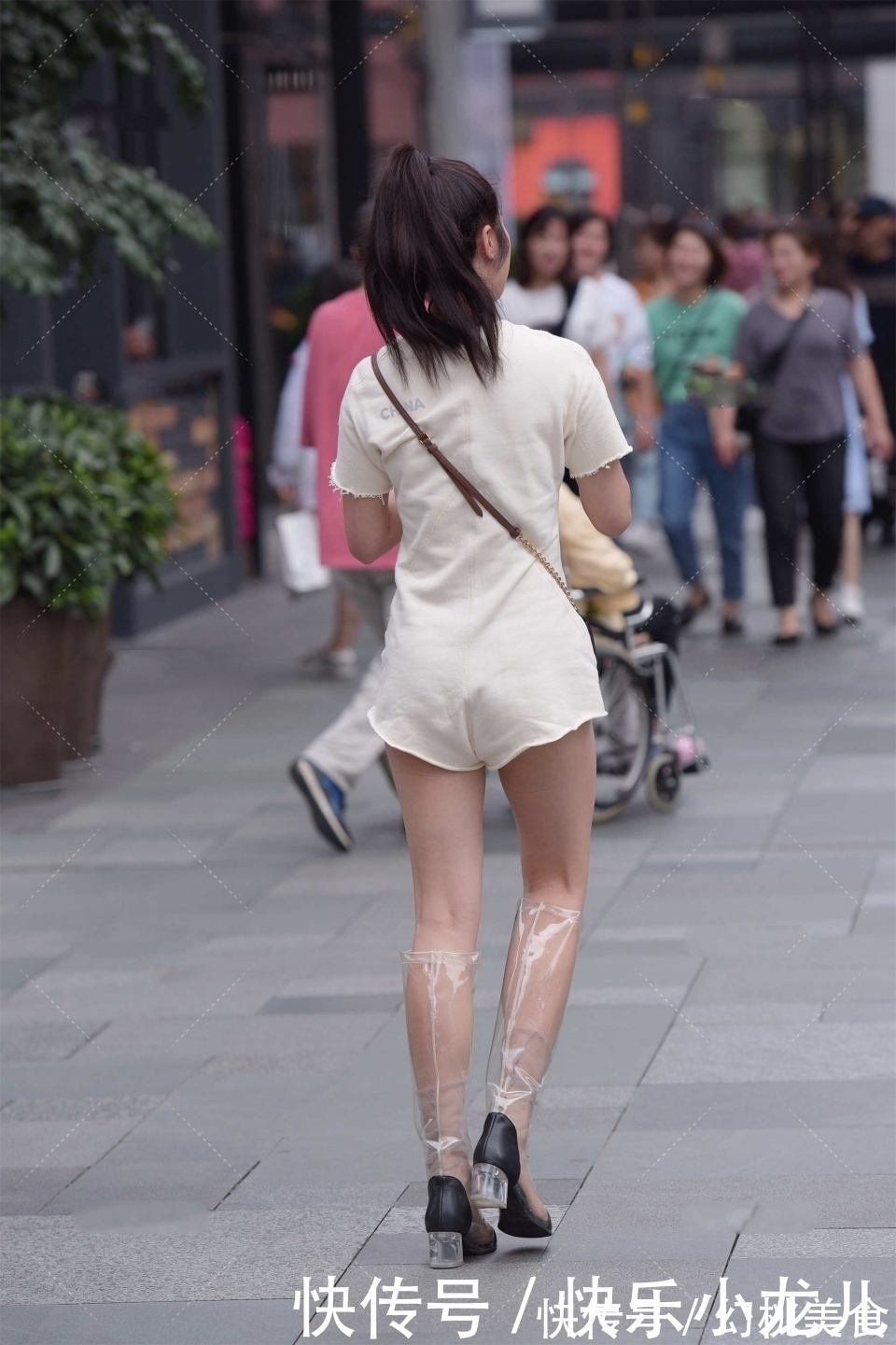 时尚圈|风靡时尚圈的透明高筒靴,搭配浅色连体裤,满满的独特感