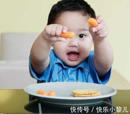 喂奶|宝宝到了吃辅食的年龄后,早上起床先喂奶还是先喂饭?家长别弄错