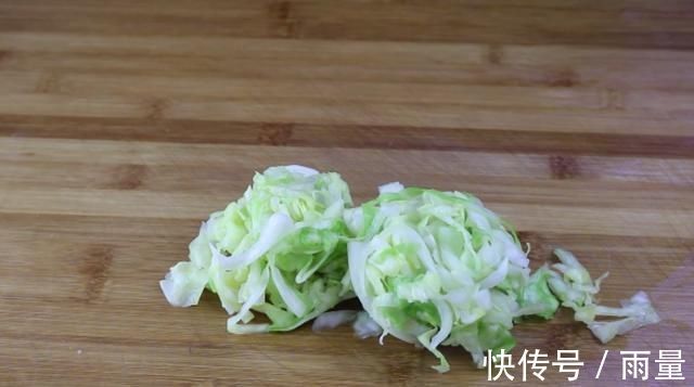做法|包菜最近火了,吃了30年,这做法第一次见,比吃肉还过瘾