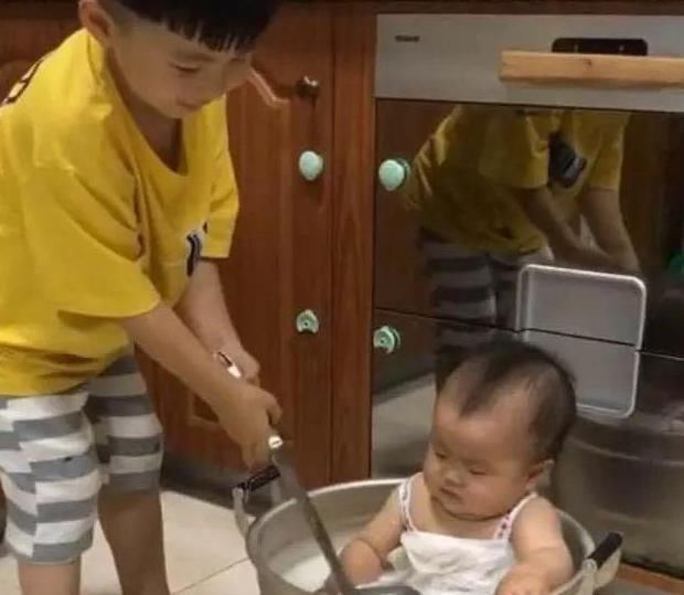 孩子|父母不在家,哥哥准备把弟弟“炖了”,用的“汤底”让人哭笑不得