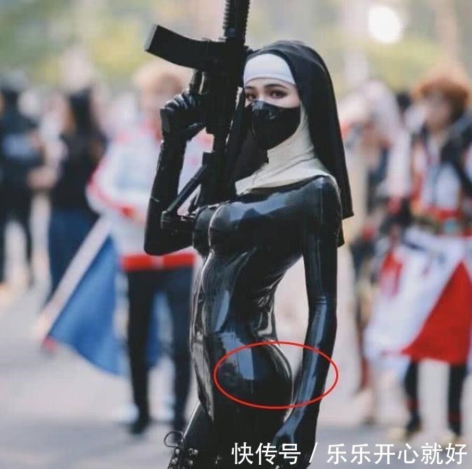 皮衣|漫展现“皮衣修女”, 紧身皮衣尽显身材, 不料却被“翘tun”抢镜!