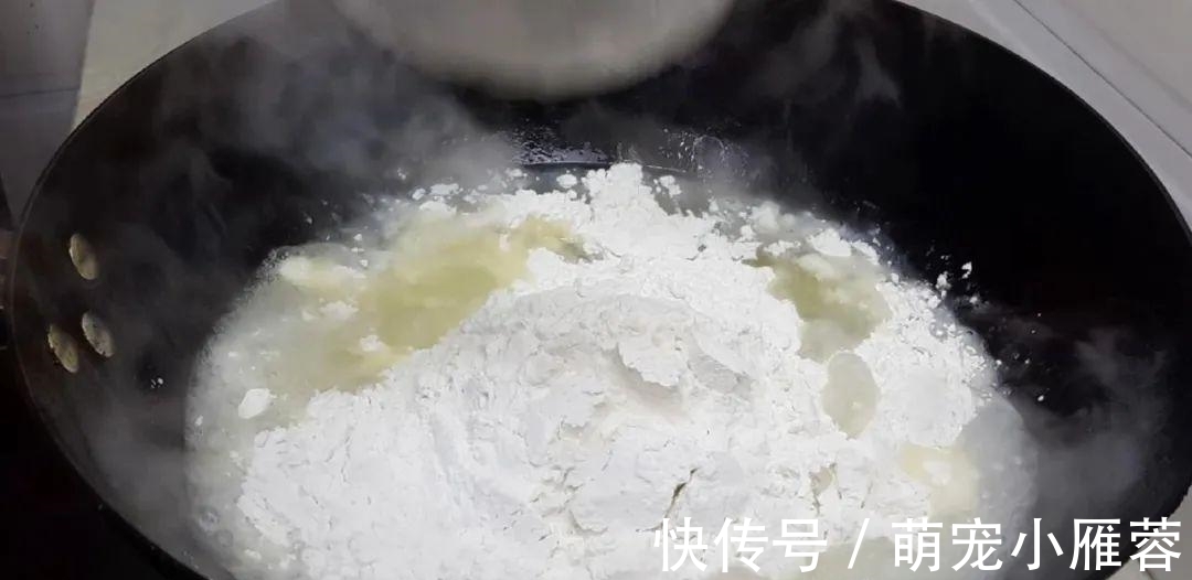 面粉不要烤面包了，教你简单一做，个个空心鼓泡，比吃蛋糕还过瘾