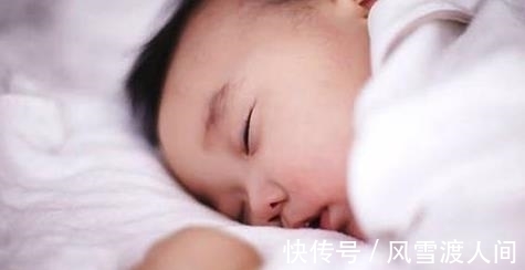 电热毯|婴儿睡觉时喜欢把手伸出来很多宝妈担心会着凉但其实是好现象