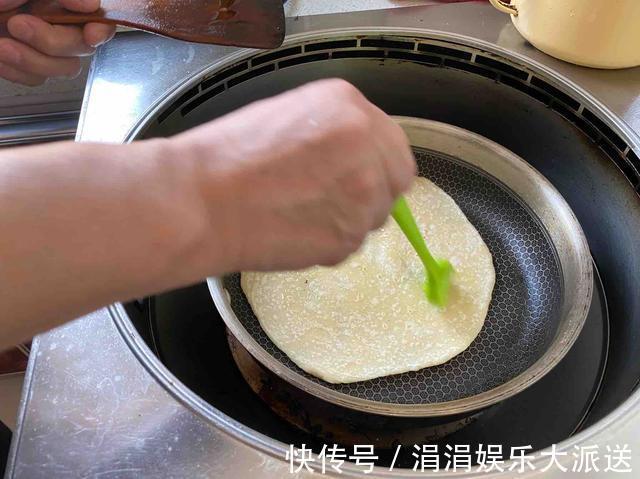烫面|烙饼时,有的人烫面,有的人抹油,其实都错啦,大厨教你正确方法