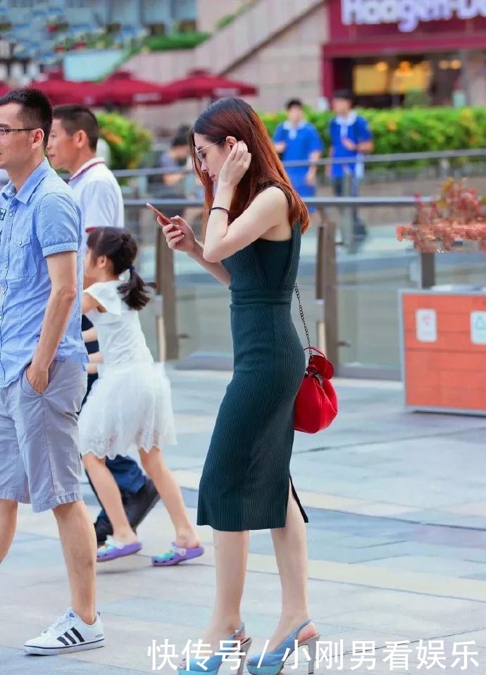 女人|街拍:女人穿上高跟鞋,优雅时尚又迷人