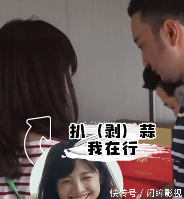 剥蒜|撒贝宁用刀剥蒜！刀面压蒜手握拳重锤，惊得身边众人直呼：小心手