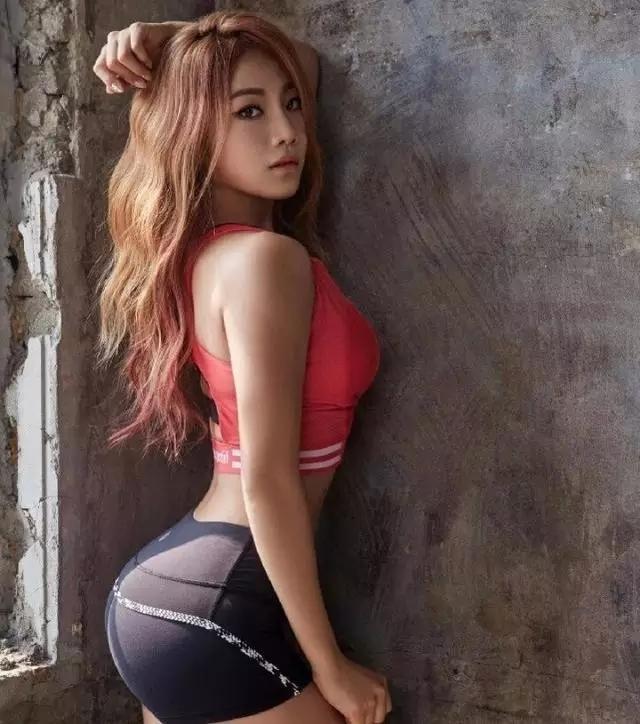 教练|美女健身教练,多年辛苦没有白费,练出柯基臀