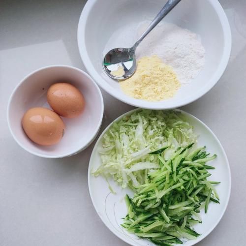  白菜|白菜黄瓜丝鸡蛋饼，有菜有蛋，做法简单又营养