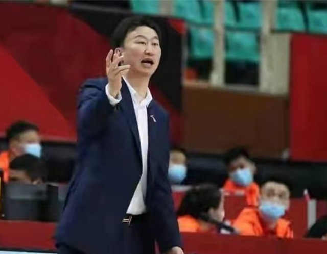 宁波男篮|反常!CBA混乱,裁判拒罚当事人却吹罚助力者,火爆教练乖乖熄火