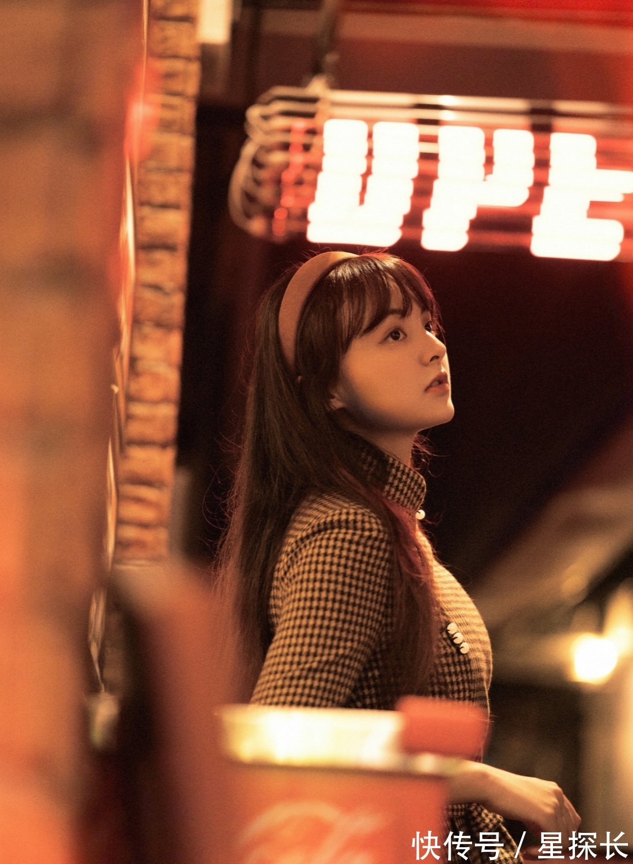 桃红!词·临江仙丨浮名依旧笑桃红。韶华随水逝,往事遇思浓