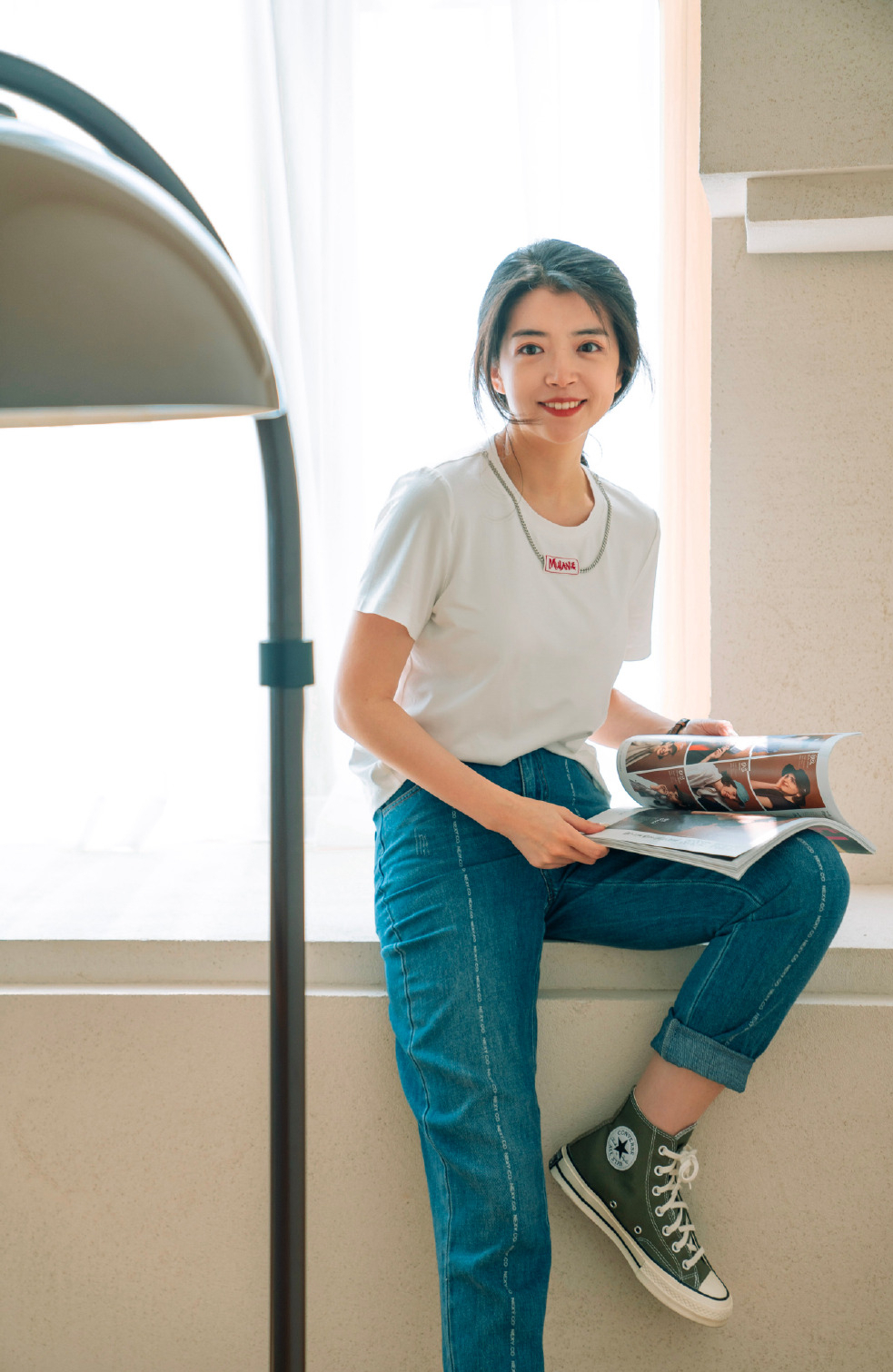 短袖|今夏怎么穿搭才时髦?短袖T恤搭配牛仔裤简约高级,秒变气质女神