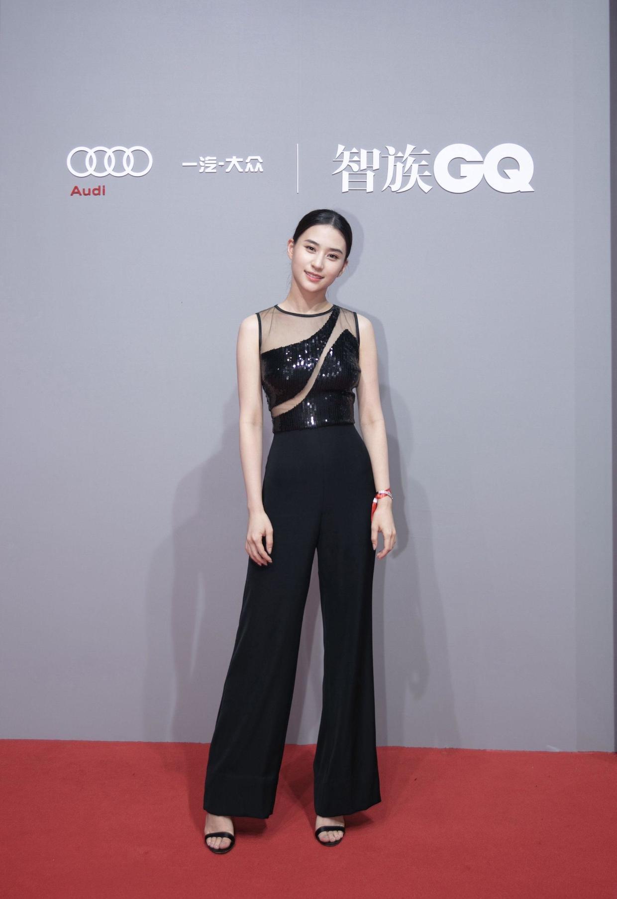 名媛|何超莲不愧是名媛,穿一袭白色流苏裙优雅如天鹅,太有千金气质