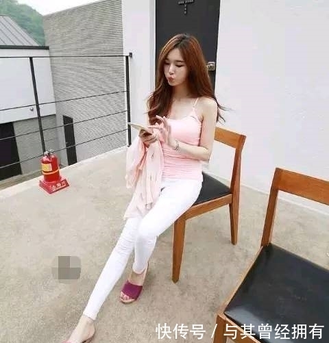 时尚靓丽的美女穿紧身打底裤,秀出完美的身材!