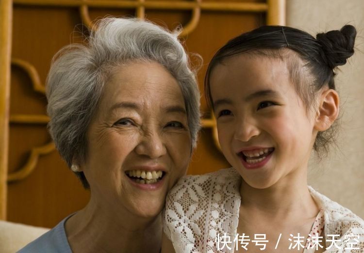 奶奶|奶奶喝光宝宝剩下的奶,次日被送回乡下,宝妈:真不是“抠门”