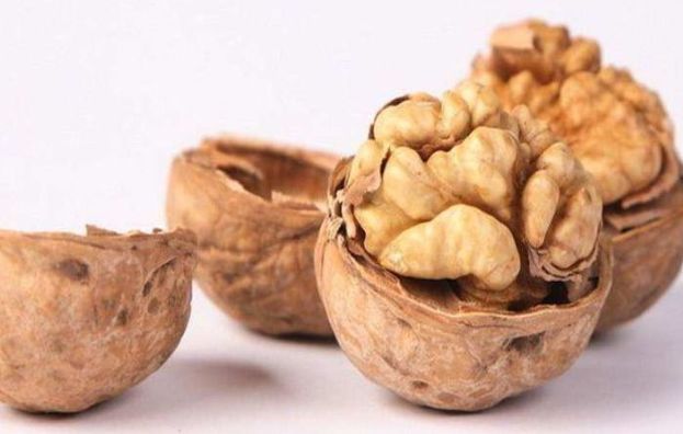 核桃早上还是晚上吃更好？许多人都弄错了，现在了解还不算太晚！
