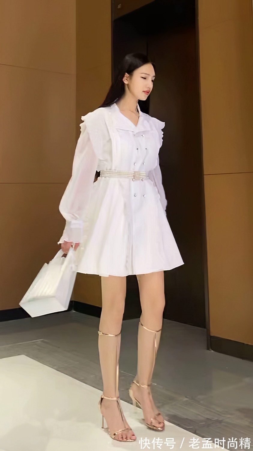 性感 时尚街拍:美女白色高腰连衣裙秀性感身材,尽显迷人魅力女人味