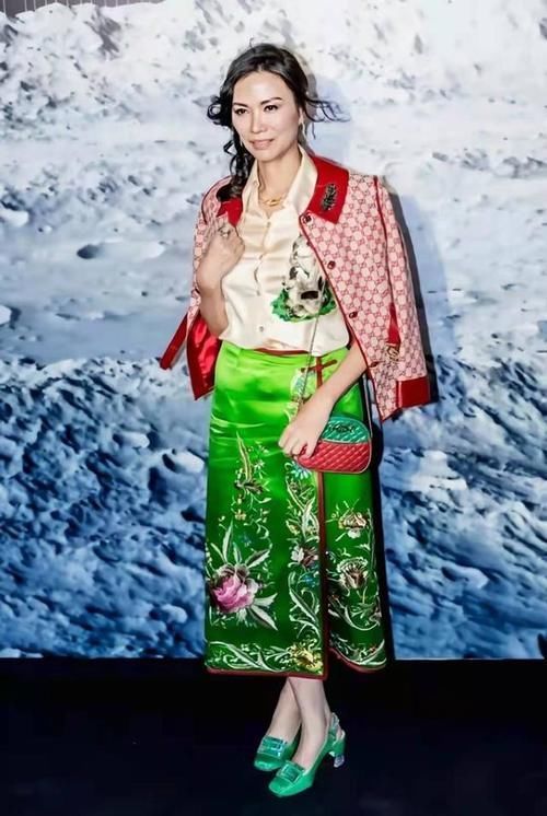 高跟鞋|52岁邓文迪才是“老来俏”,穿紧身裙装烫卷发,满脸皱纹也好看