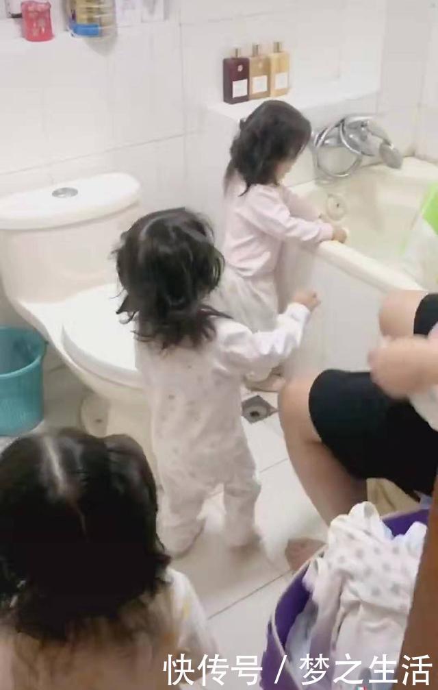 宝宝|爸爸给三胞胎宝宝洗澡,经常弄混,想出的办法笑翻网友:财大气粗
