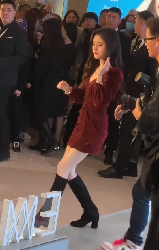 有一种 发育过猛 叫鞠婧祎 穿短裙转身那一刻 美得移不开眼 全网搜