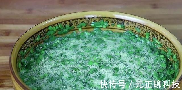 韭菜别炒着吃,加3个鸡蛋,教你1个新吃法,比吃肉还解馋