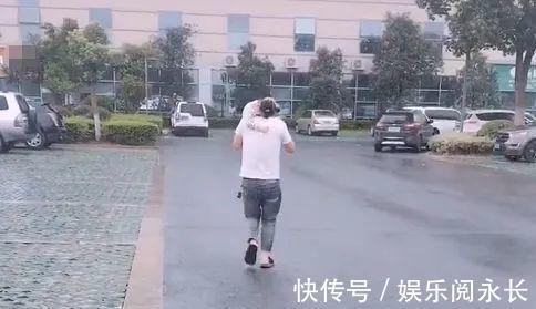 小情人|奶爸用小情人“遮风挡雨”火了,这怕是全网混得最惨的小情人了