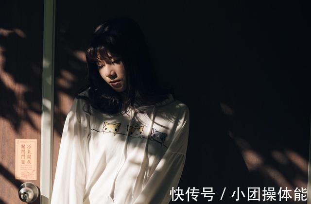 身穿白色 小姐姐身穿白色的帽衫卫衣,搭配牛仔半身裙,俏皮又时尚!