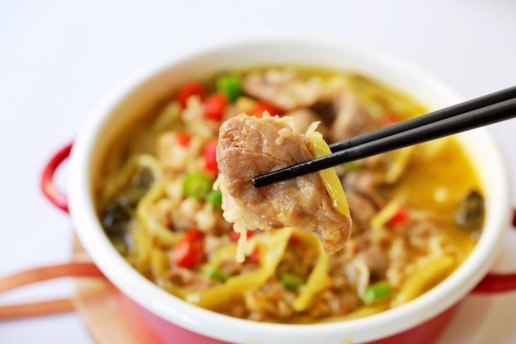 天寒地冻,暖身体适合多吃羊肉,酸菜配羊肉,开胃又下饭