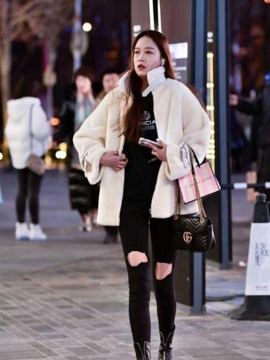 街拍:长发美女,身穿半袖上衣配紧身热裤,非常时髦